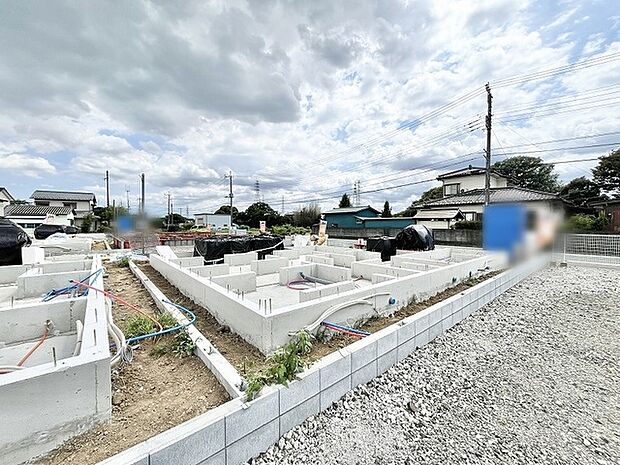 これから始まる新しい暮らしの基盤として、ゆとりある敷地が静かに整えられています。