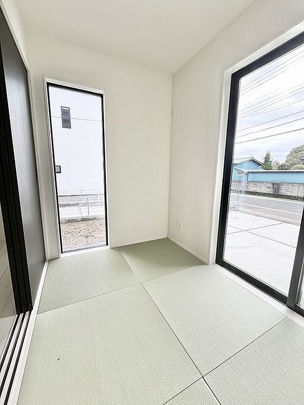 二面の窓から穏やかな雰囲気が広がり心地よい寛ぎの時間をもたらす空間