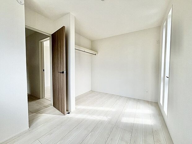 白を基調としたすっきりとした空間に木目の建具が引き立つ心地よい佇まい