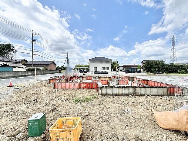空が広く見渡せる開放的な環境で、新しい暮らしの基盤が形作られていく様子が伝わってきます。