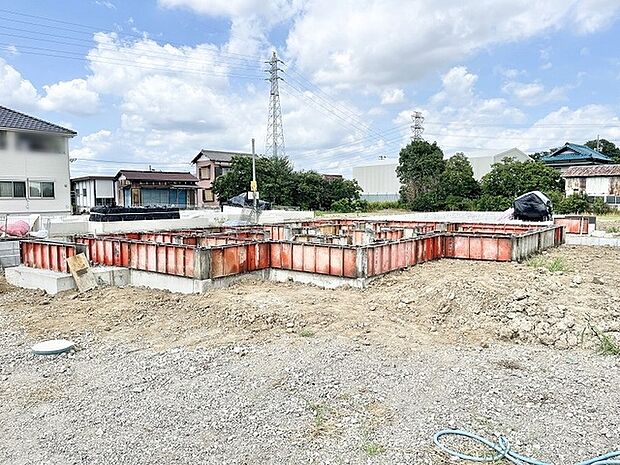これからの暮らしの礎となる、広々とした開放感に満ちた建築現場の様子です。