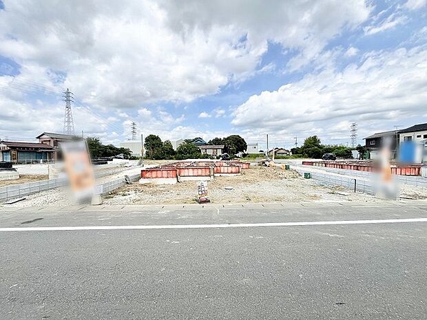 空が大きく広がる開放的な立地で、新しい暮らしの始まりを静かに予感させる場所です。