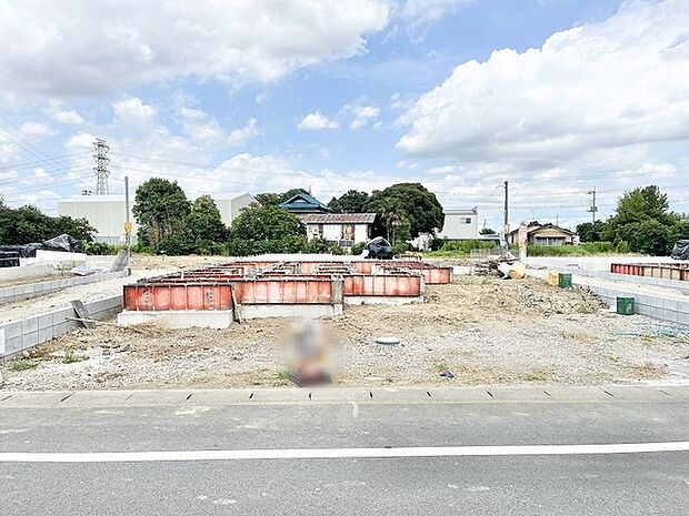 新しい暮らしの基盤が築かれる、ゆとりある広さが確保された住まいづくりの現場です。