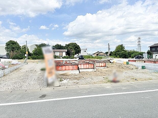 空が大きく広がる開放的な立地で、新しい暮らしの基盤が整い始めています。