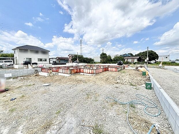 開放的な空の下、これから新たな暮らしが紡がれていく静かな始まりの予感を感じさせる風景です。