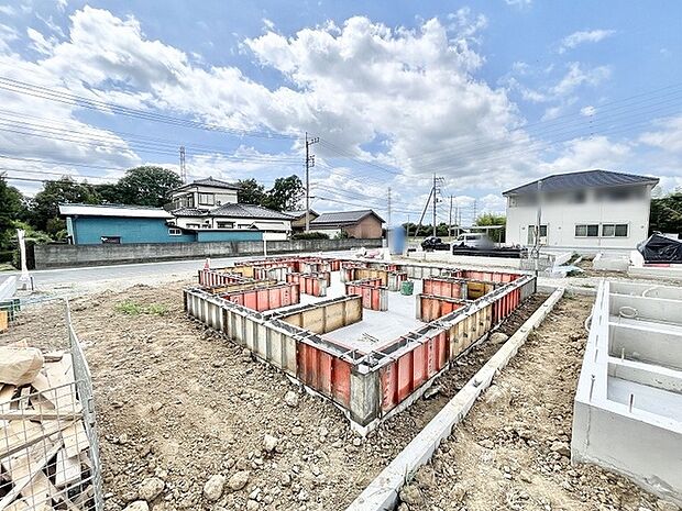 開放感のある空の下で、新しい暮らしの基盤となる確かな空間が着実に形づくられています。