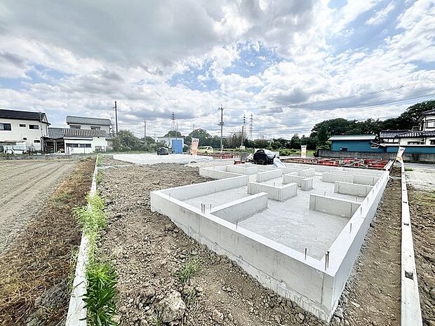空が広く見渡せる開放的な環境で、新しい暮らしの基盤が静かに形作られています。