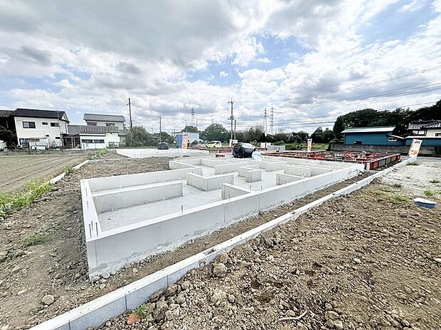 空が広く見渡せる開放的な環境で、これから始まる新しい暮らしの基盤が静かに整っています。