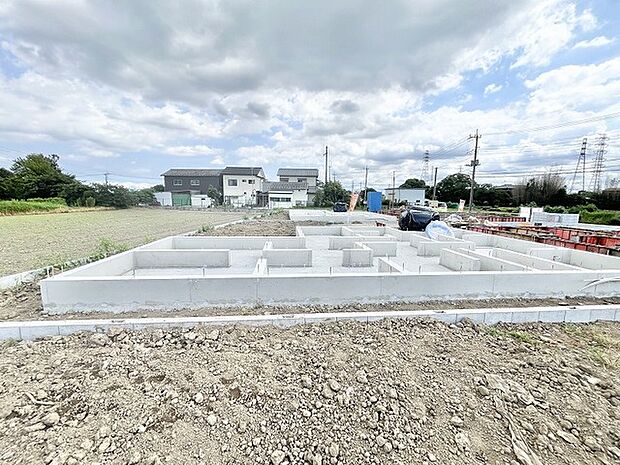 開放的な周囲の環境に囲まれ、これからの暮らしを丁寧に築いていくための確かな基盤が整えられています。