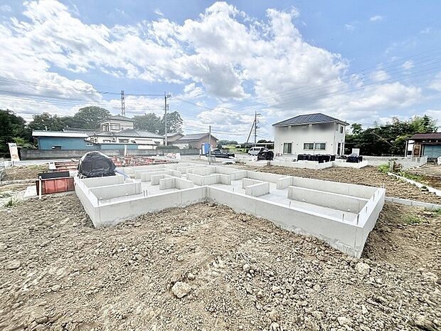 広々とした敷地で新たな住まいの形を想像しながら、これからの暮らしに思いを馳せる穏やかな風景です。