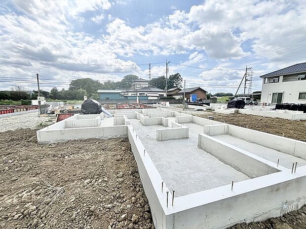 未来の暮らしの基盤となる、穏やかな空気が流れる広々とした建築現場の様子です。