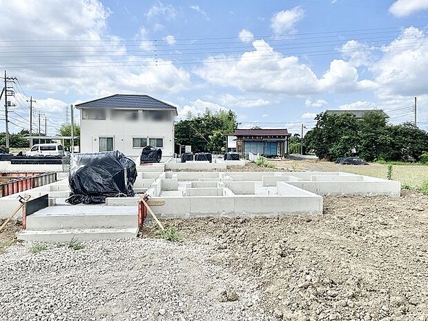 のどかな風景の中に広がる、新しい暮らしの始まりを感じさせる開放的な敷地です。