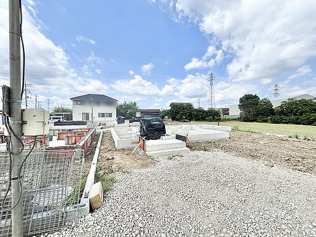 空の広がりを感じる開放的な環境で、新しい暮らしの始まりを予感させる穏やかな敷地です。