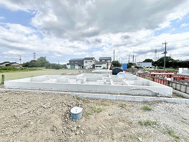広い空の下にゆとりを感じる、新しい暮らしの始まりを予感させる穏やかな敷地です。