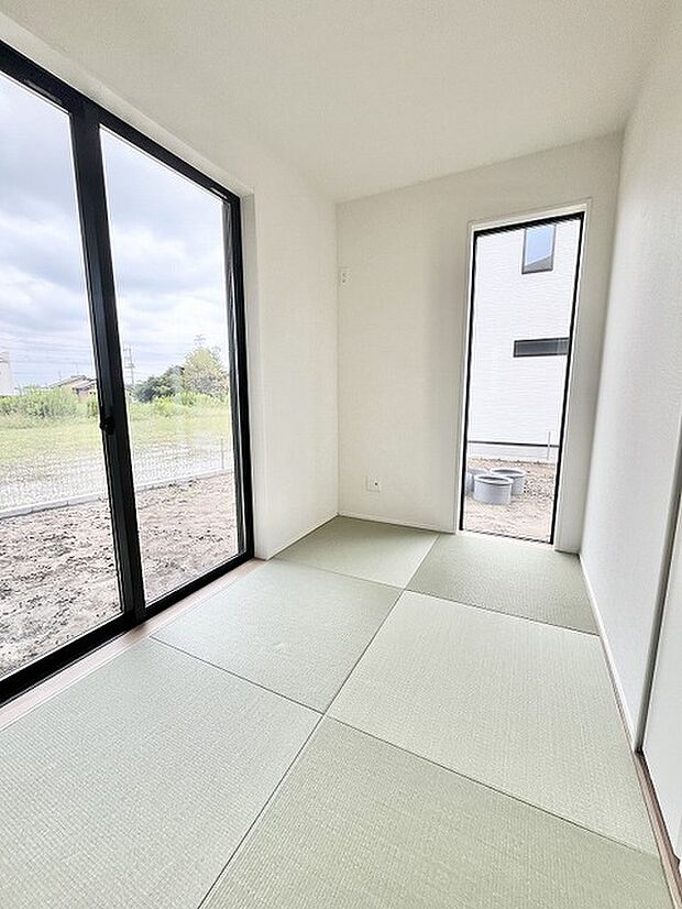 大きな開口部から穏やかな景色を望む、心地よい静寂に包まれた和みの空間。
