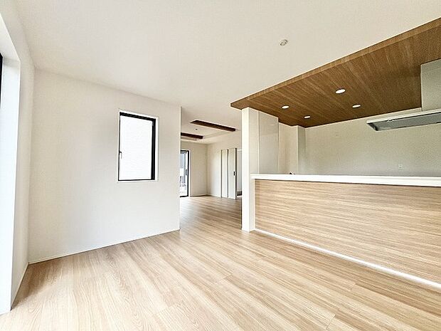 木目の美しい下がり天井が空間にさりげないアクセントを添える心地よい場所