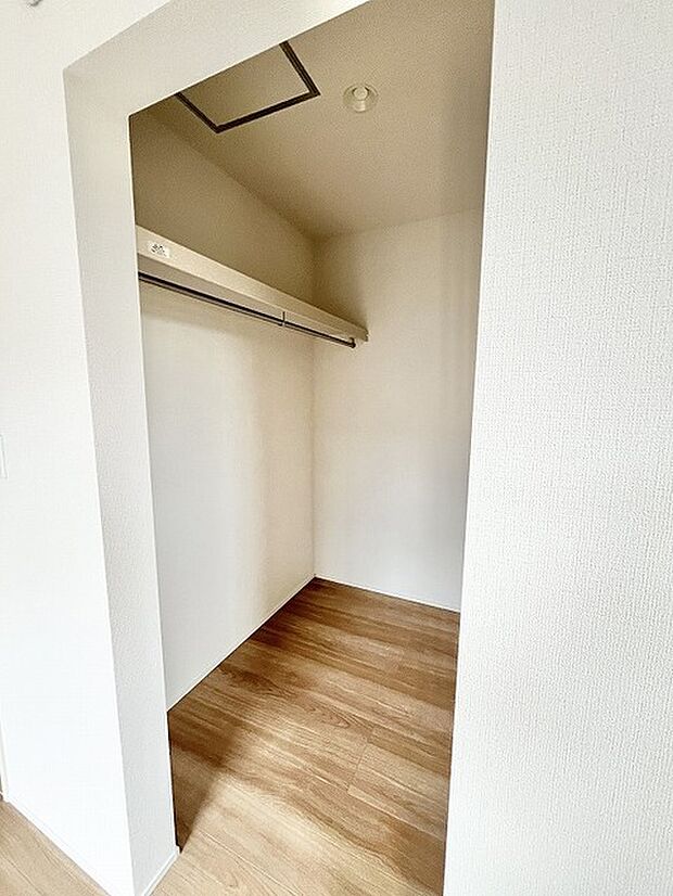 すっきりと整えやすい空間が広がり、日常の動線を心地よく整えてくれる落ち着いた一角です。
