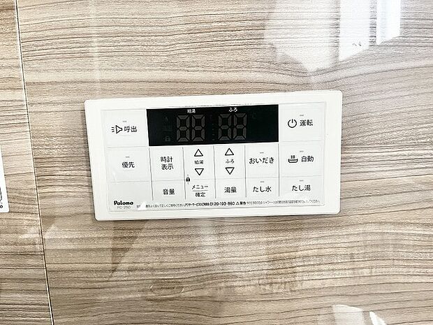 木目の美しいパネルが空間に調和し、日々の暮らしを快適にサポートします。
