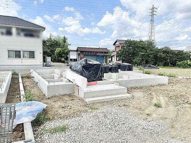新たな暮らしの基盤となる、丁寧な施工過程を感じさせる落ち着いた現場風景です。
