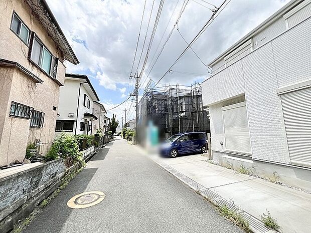 空が広がる穏やかな住宅街の風景が、日々の暮らしに静かな安らぎをもたらします。