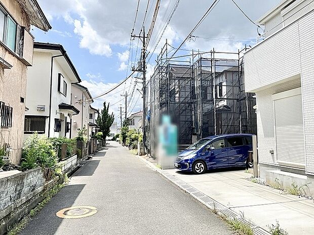 落ち着いた佇まいの住宅街に位置し、日々の暮らしに穏やかな安らぎを感じられる住環境です。