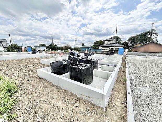 静かな住宅街に新たな暮らしの土台が築かれ、これからの未来が描かれる穏やかな風景です。
