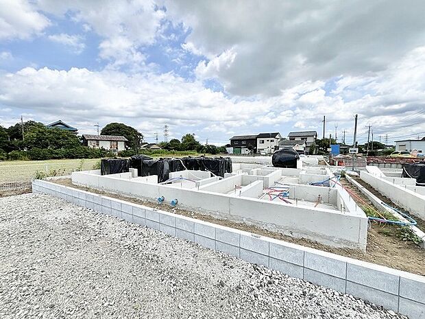 空が広く見渡せる開放的な環境で、新しい暮らしの基盤が着々と築かれています。