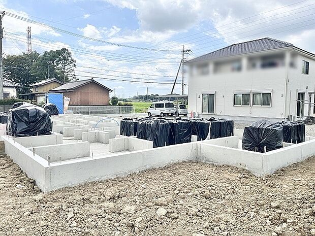 これから始まる新しい暮らしの基盤となる、堅実な施工風景が広がる落ち着いた現地です。