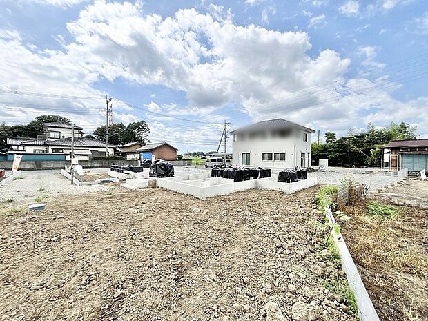 空が広く見渡せる開放的な環境で、新しい暮らしの始まりを静かに予感させる土地です。