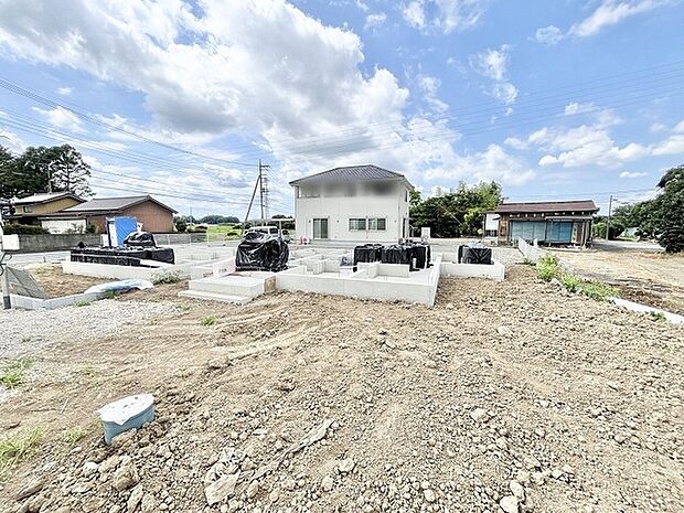 空が広がる開放的な環境で、これから新しい暮らしの基盤が築かれていく静かなロケーションです。