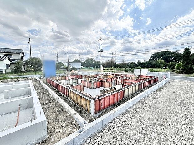 空が大きく広がる開放的な立地に、これから始まる新しい暮らしの基盤が整えられています。