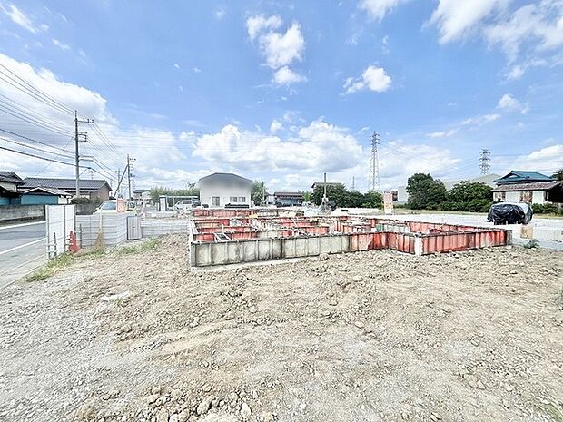 空を大きく仰ぐ開放的な敷地で、新しい暮らしの基盤がここから着実に形づくられていきます。