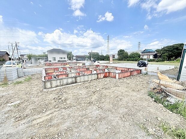 青い空と見晴らしの良い景色が広がる開放的な立地で、新しい暮らしの基盤が整いつつあります。