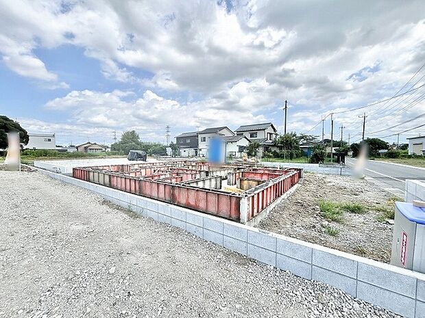 これからの暮らしを育む、静かで落ち着いた環境に広がる新しい住まいの基礎部分です。