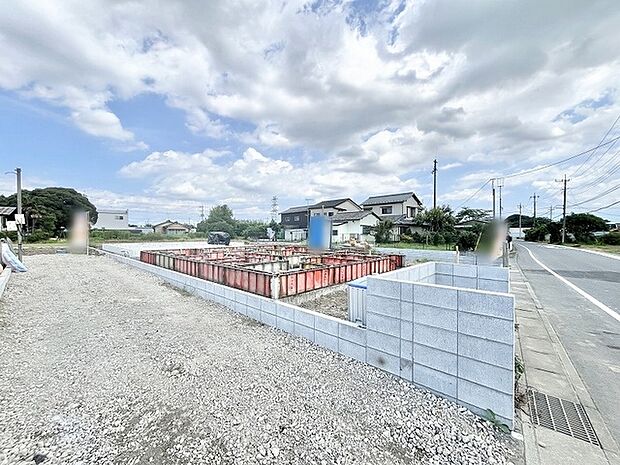 空が広く見渡せる開放的な環境で、これから始まる新しい暮らしの基盤が整いつつあります。