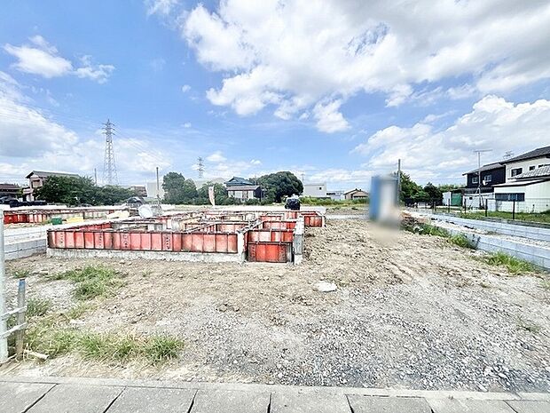 開放的な空の下、新たな暮らしの基盤が築かれていく期待感に満ちた風景が広がっています。