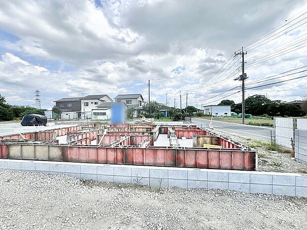 開放感のあるのどかな環境にあり、これからの暮らしの基礎を築くゆとりを感じさせる広々とした敷地です。