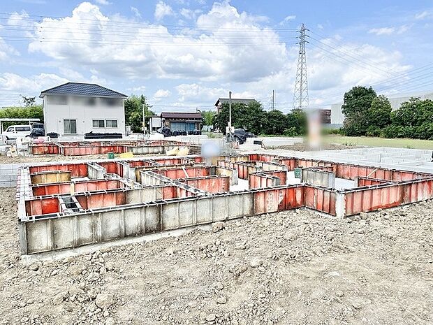 開放的な空の下、住まいの基礎が着実に整えられ、穏やかな日々が形作られていく様子を感じさせます。