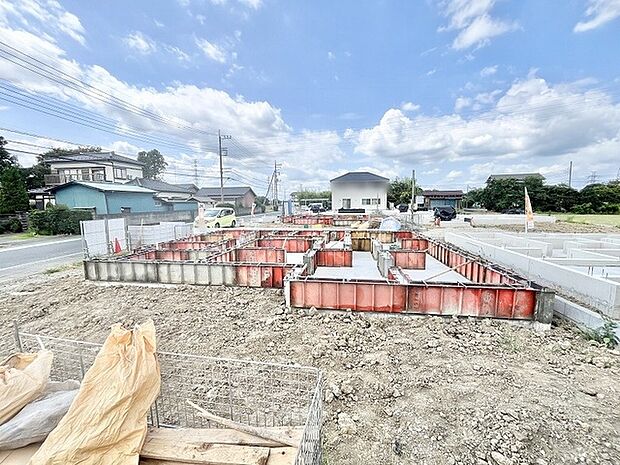開放的な空の下で新しい暮らしの基盤が形作られ、確かな安心感とともに未来を描ける場所が整いつつあります。