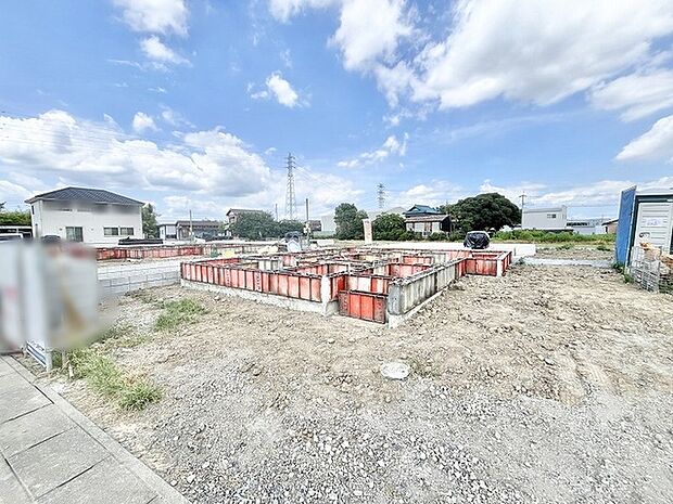 空が広く見渡せる開放的な環境で、これから始まる新しい暮らしの基盤が整いつつあります。