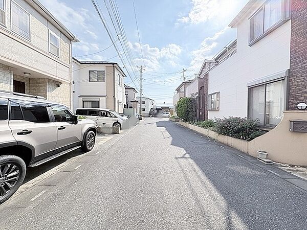 整然とした住宅街が広がり、日々の暮らしに穏やかな静けさと落ち着きを感じさせる環境です。