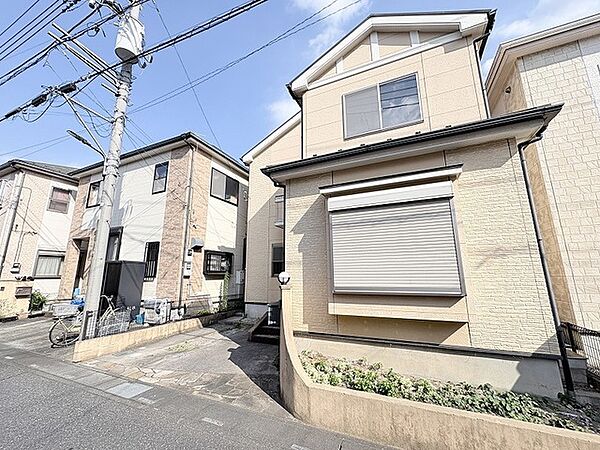 周囲の街並みに穏やかに溶け込み、心地よい暮らしの予感を感じさせる佇まいが魅力です。