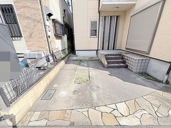日常の動線に心地よさを添える、整然とした佇まいと落ち着いた雰囲気の敷地周りです。
