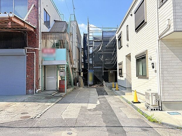 生活感のある街並みに溶け込み、落ち着いた雰囲気が漂う現地周辺の様子です。