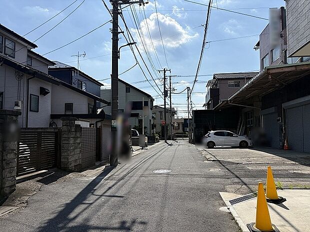 落ち着いた住宅街の雰囲気が漂い、日々の暮らしに安らぎを感じさせる穏やかな街並みです。