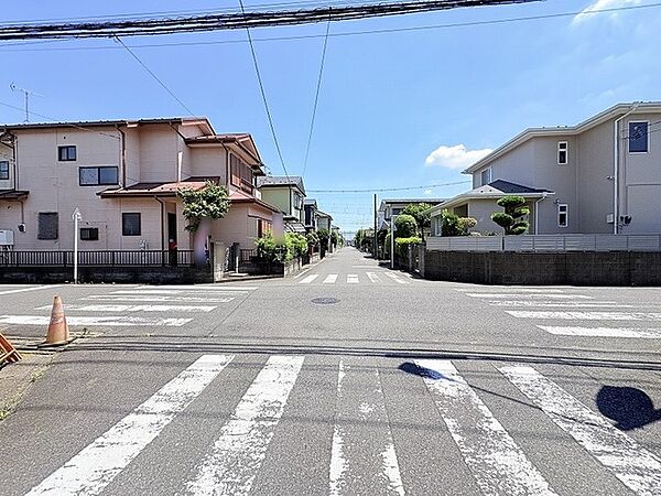 穏やかな空が広がり、整った街並みが心地よい落ち着きを感じさせる住環境です。