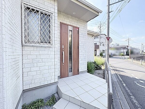 日々の帰宅が楽しみになるような、落ち着いた佇まいと温かみを感じる玄関周りの風景です。