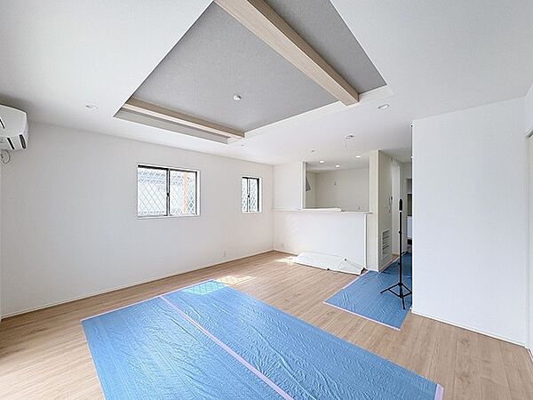 洗練された折上げ天井が空間に奥行きを生み出し、余白の美しさを感じる穏やかな住まいです。