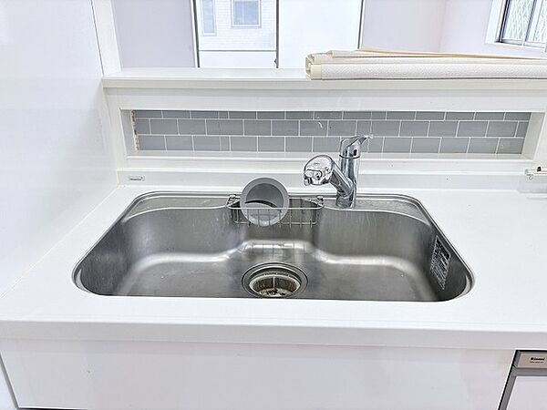 清潔感のある白を基調とした空間に、タイルがさりげないアクセントとなり日常を心地よく彩ります。