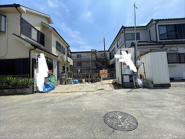 落ち着いた住宅街のなかにあり、日々の暮らしを穏やかに育むための静かな環境が整っています。